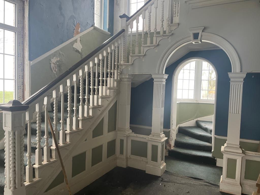 Lot: 12 - SUBSTANTIAL FREEHOLD PROPERTY ON 0.8 ACRES - RE-DEVELOPMENT POTENTIAL WITH SEA VIEWS - General internal view